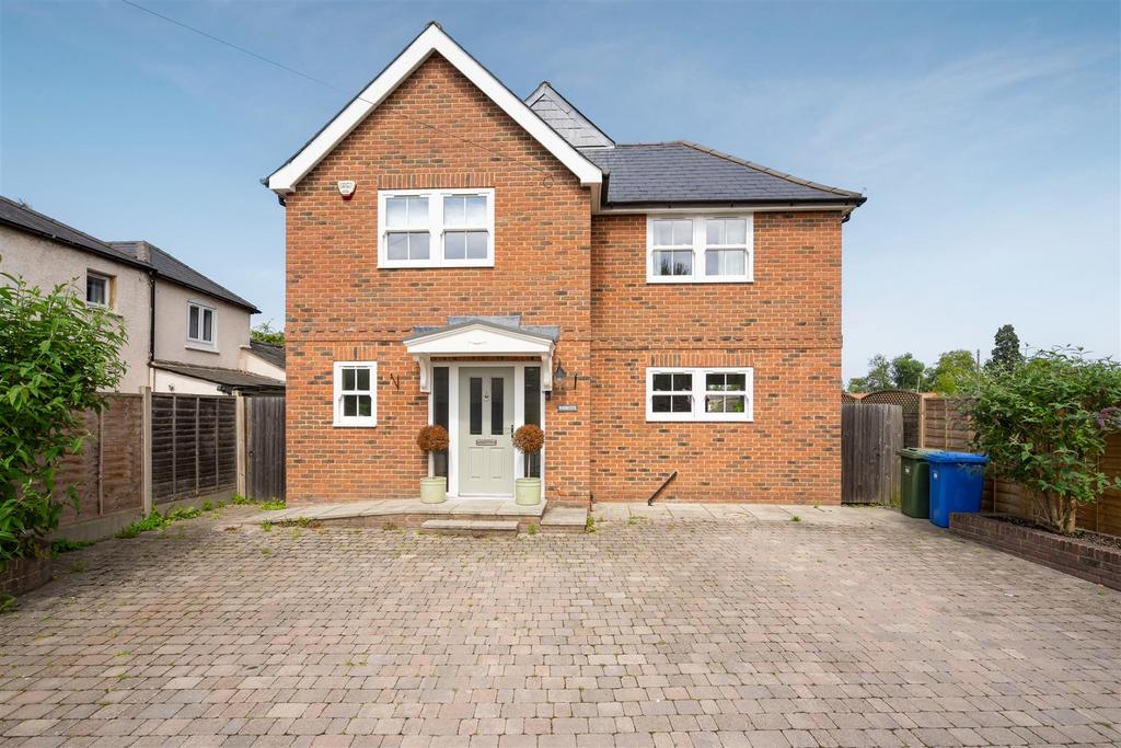 North Street, Winkfield 4 bed detached house to rent £3,500 pcm (£808 pw)