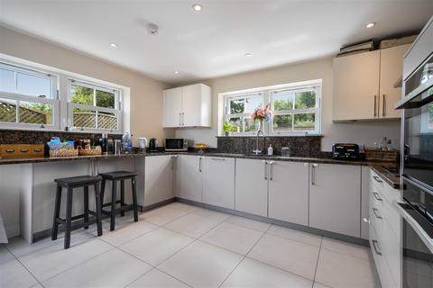 4 bedroom detached house to rent, North Street, Winkfield