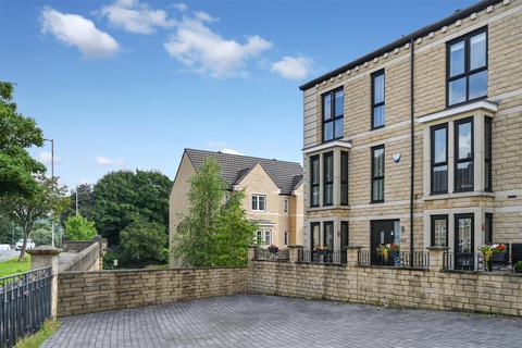 3 bedroom townhouse for sale, Dyehouse Court, Bradford