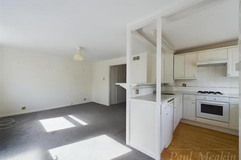 1 bedroom flat for sale, Woodpecker Mount, Pixton Way, Forestdale, Croydon, Surrey