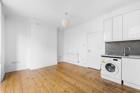 32b Walford Road, London, N16 8ED