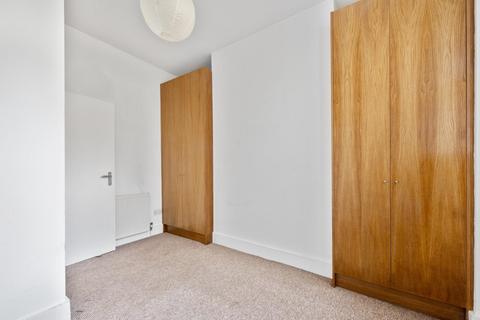 32b Walford Road, London, N16 8ED
