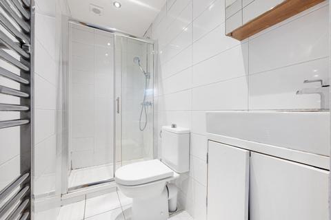 32b Walford Road, London, N16 8ED