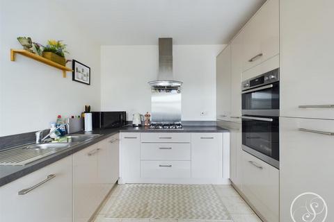 4 bedroom terraced house for sale, Hawthorn Farm Road, Leeds