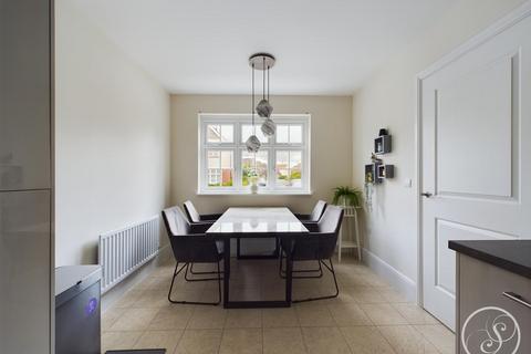 4 bedroom terraced house for sale, Hawthorn Farm Road, Leeds