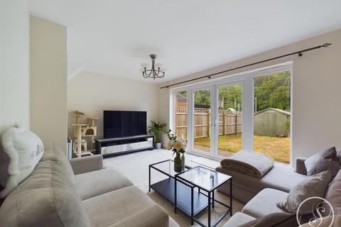 4 bedroom terraced house for sale, Hawthorn Farm Road, Leeds