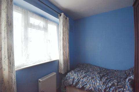 3 bedroom maisonette for sale, Hazel Close, Brentford
