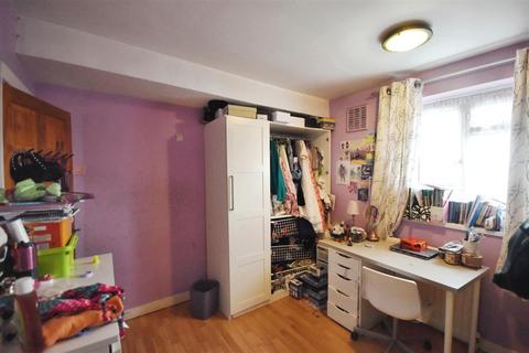 3 bedroom maisonette for sale, Hazel Close, Brentford