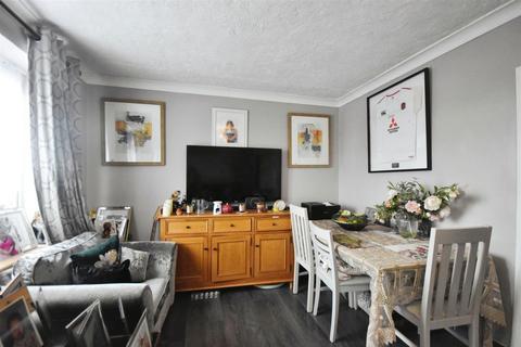 3 bedroom maisonette for sale, Hazel Close, Brentford