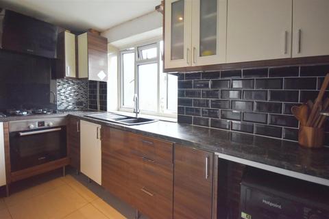 3 bedroom maisonette for sale, Hazel Close, Brentford