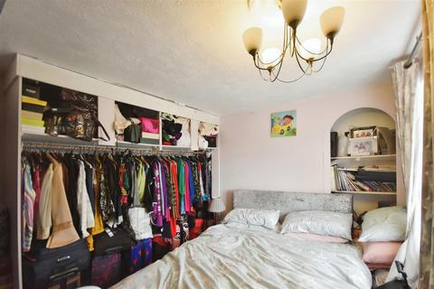 3 bedroom maisonette for sale, Hazel Close, Brentford