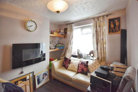 15 Hazel Close, Brentford, TW8 8NG