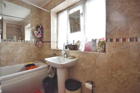 15 Hazel Close, Brentford, TW8 8NG