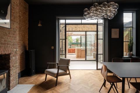 13 Forest Drive East, London, E11 1JX