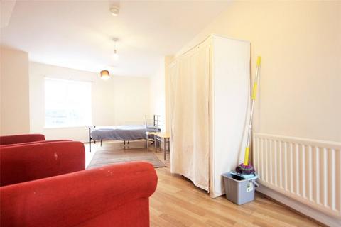 2 bedroom apartment to rent, Saunders Close, London, IG1