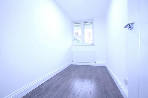 3 bedroom apartment to rent, New Place, London, SE16