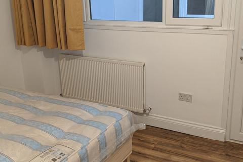 1 bedroom property to rent, Lovely King size Room with private Bathroom £1200, London IG3