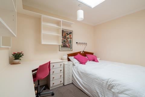 45/17 Caledonian Crescent, Edinburgh, EH11 2AQ