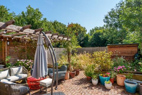 Flat A, 21 Queens Road, Beckenham, BR3 4JN