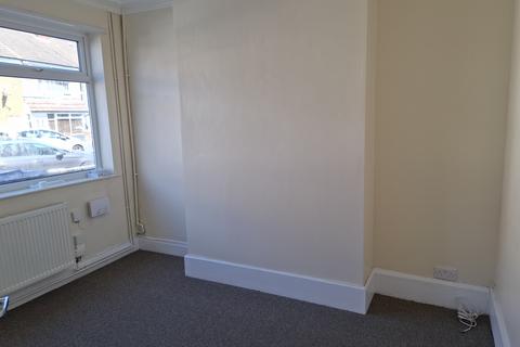3 bedroom terraced house to rent, Wintringham Road, DN32