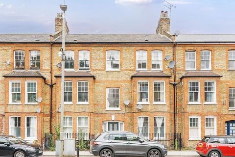 2 bedroom property to rent, Queenstown Road, Newlands Terrace, SW8