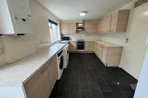 4 bedroom terraced house to rent, Howden Gardens, Leeds, West Yorkshire, LS6