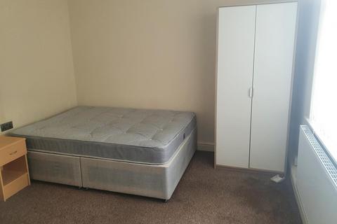 3 bedroom end of terrace house to rent, Wakefield, WF1