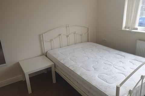 3 bedroom end of terrace house to rent, Wakefield, WF1