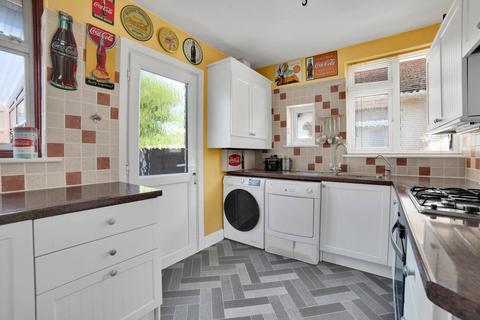 2 bedroom semi-detached bungalow for sale, Farm Road, Staines-upon-Thames, TW18