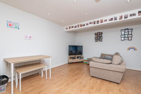 2 bedroom flat for sale, Santingley Court, New Crofton WF4