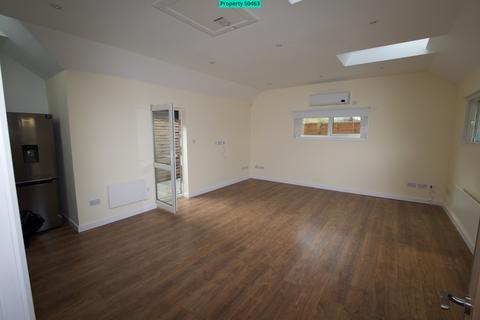 1 bedroom bungalow to rent, 5 Hamilton Road Mews, London, SW19