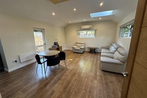 1 bedroom bungalow to rent, 5 Hamilton Road Mews, London, SW19