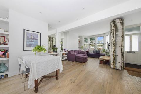 15 Wallbutton Road, London, SE4 2NX