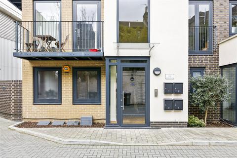 3 Hayes Mews, London, SE8 4EQ