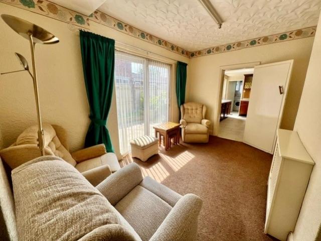 22 arncliffe gardens-breakfast room