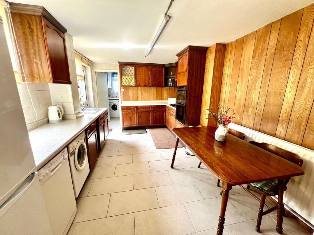 22 arncliffe gardens-kitchen