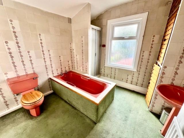 22 arncliffe gardens-bathroom 2