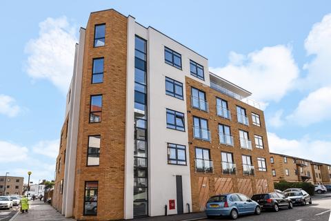 2 bedroom flat to rent, Mantle Road London SE4