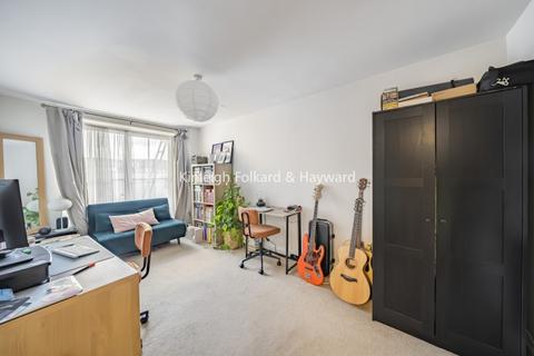 2 bedroom flat to rent, Mantle Road London SE4