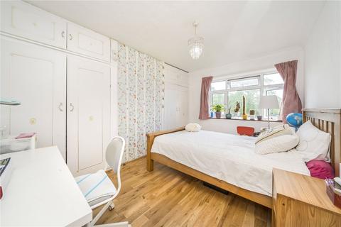 25 Alnwick Road, London, SE12 9BY