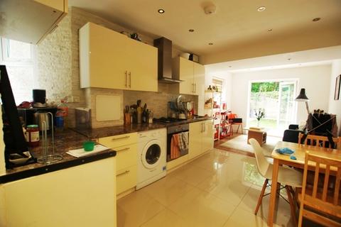 4 bedroom apartment to rent, Wightman Road, London N8