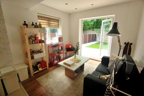 4 bedroom apartment to rent, Wightman Road, London N8