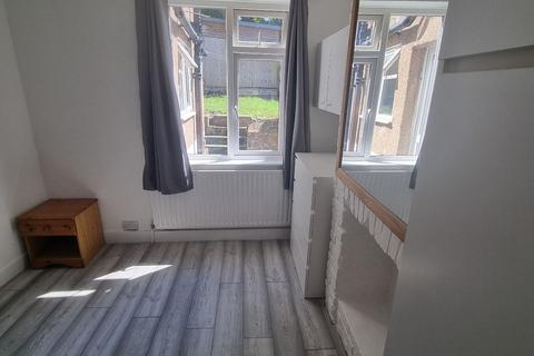 1 bedroom in a house share to rent, St. Margarets Terrace, London