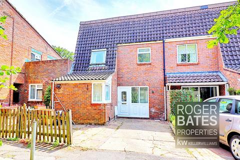 3 bedroom terraced house for sale, Helmores, Laindon, Basildon, Essex SS15