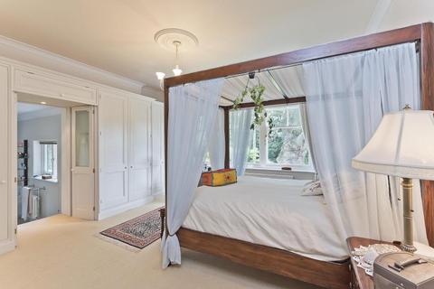 5 bedroom detached house to rent, Woburn Hill, Surrey KT15