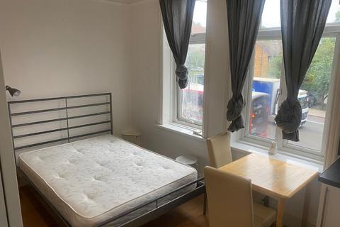 Studio to rent, Finchley Road, London