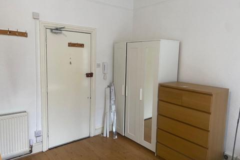 Studio to rent, Finchley Road, London