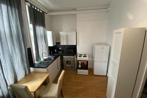 Studio to rent, Finchley Road, London