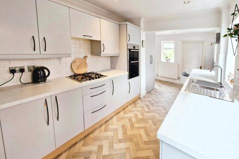 3 bedroom semi-detached house for sale, Kings Avenue, Farnham GU10