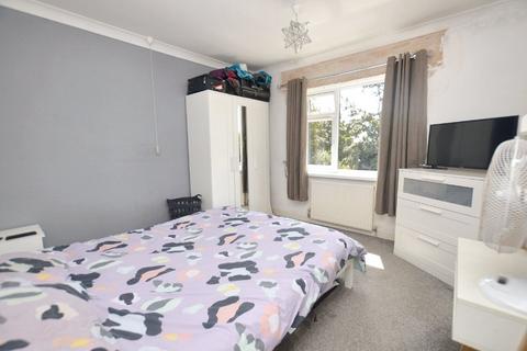 3 bedroom semi-detached house for sale, Denhale Avenue, Wakefield